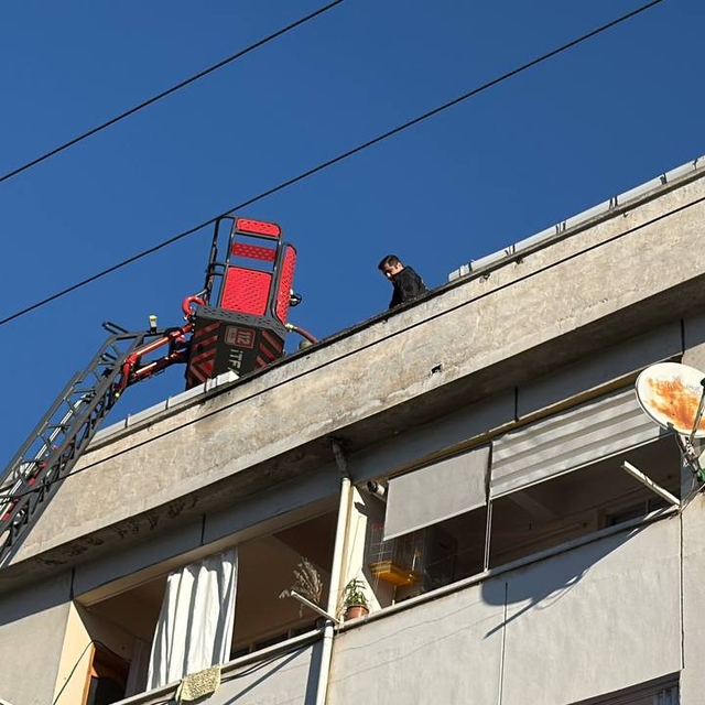 Kocaeli'de apartmanın çatısında çıkan yangın söndürüldü