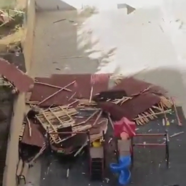 Mardin'de kuvvetli rüzgarda çatı uçtu