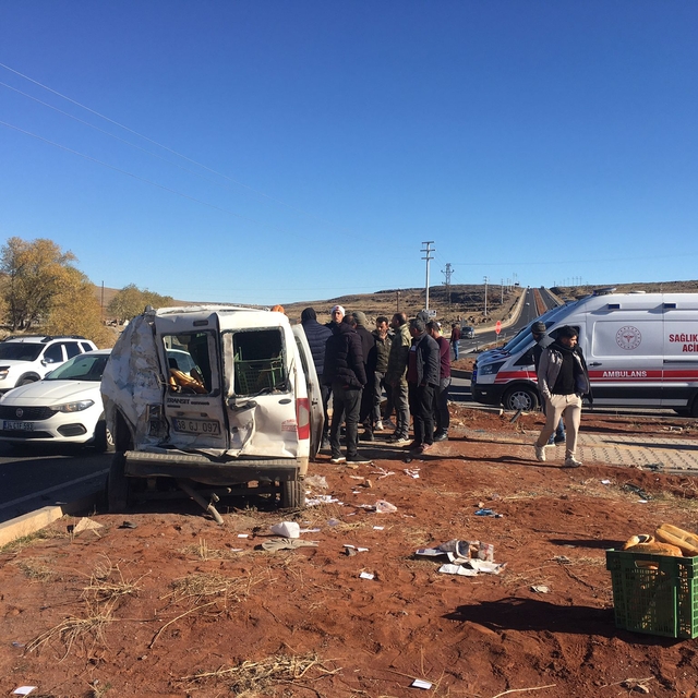 Şanlıurfa'da hafif ticari araçla tırın çarpıştığı kazada 3 kişi yaralandı