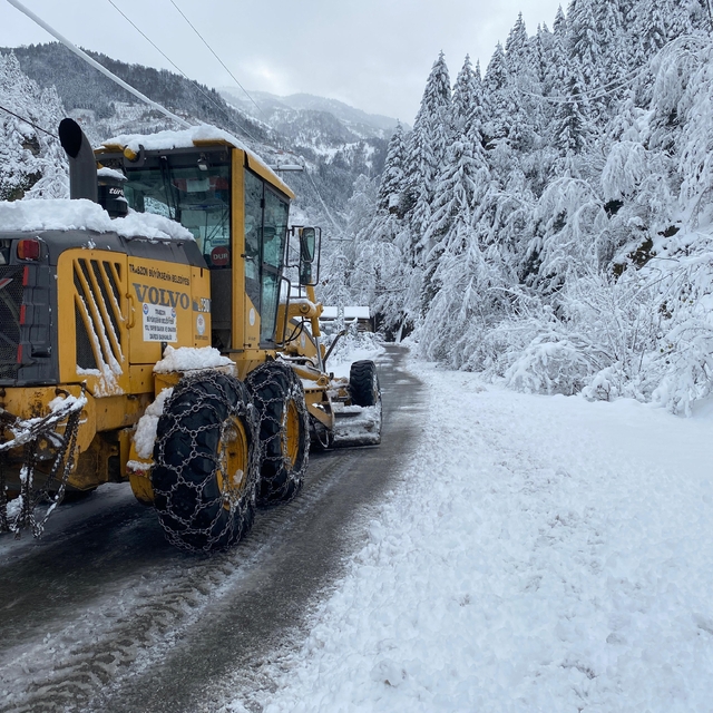 Trabzon'da 168, Giresun'da 215 yerleşim yolu, kardan kapandı