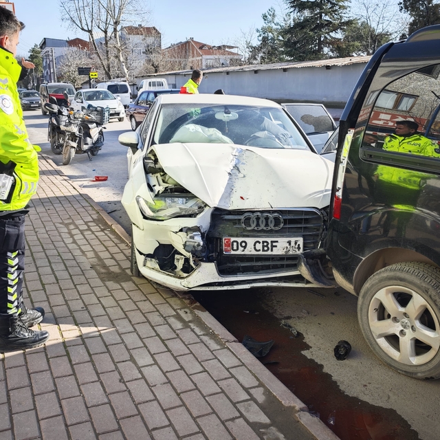 Bursa'da park halindeki araçlara çarpan otomobil sürücüsü yaralandı