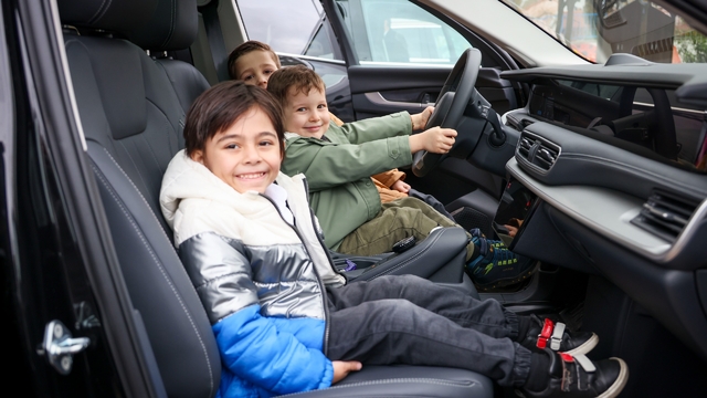 Bilecik'te anaokulu öğrencileri, "Tutum Yatırım ve Türk Malları Haftası"nı Togg'a binerek kutladı