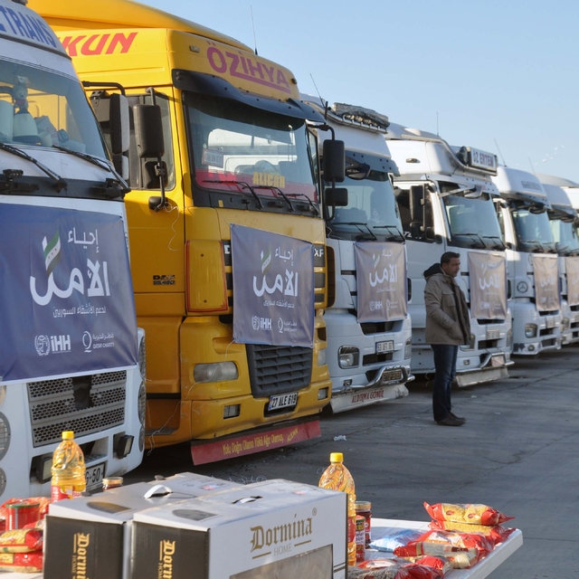 Suriye'ye 30 TIR insani yardım