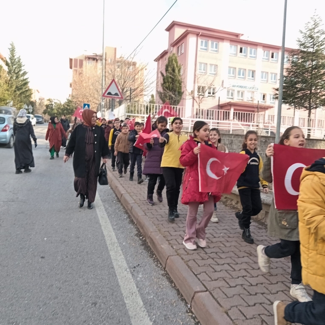 Kayseri'de ilkokul öğrencilerinden şehit Tuğgeneral Baydilli'nin babaevine...