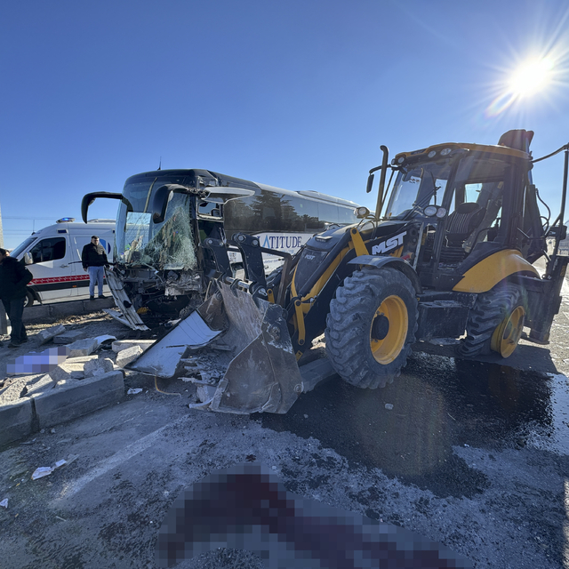 Nevşehir'de turistleri taşıyan otobüs ile iş makinesi çarpıştı, 6 kişi yara...