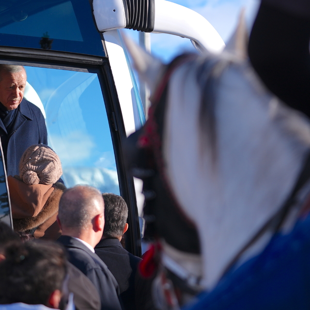 Cumhurbaşkanı Erdoğan'ı Erzurum'da atlı cirit sporcuları Türk bayraklarıyla...