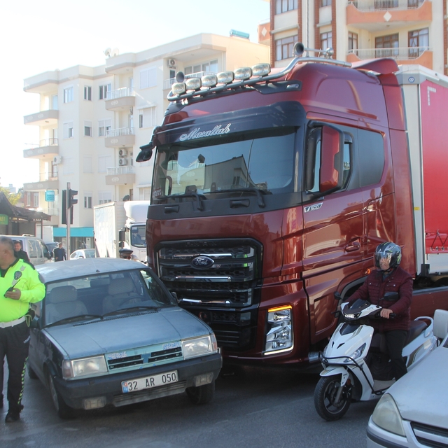 Antalya'da kaza yapan ailesinin yardımına giden kişi otomobiliyle yayaya ça...