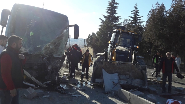 Turistleri taşıyan otobüs ile iş makinesi çarpıştı: 7 yaralı