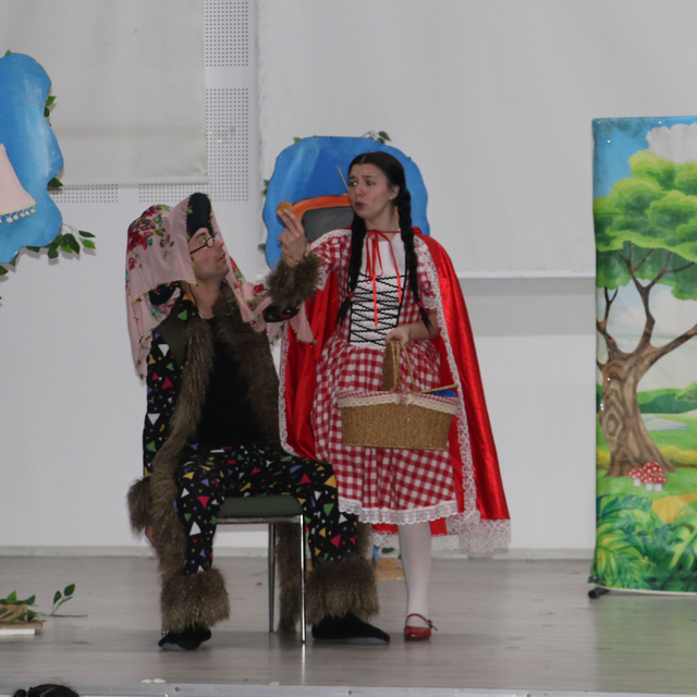 Havza'da "Kırmızı Başlıklı Kız" oyunu çocuklarla buluştu