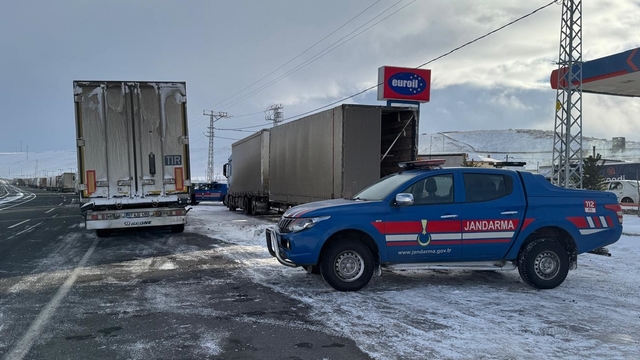 Ardahan-Kars kara yolu kar ve tipi nedeniyle ağır tonajlı araçlara kapatıldı