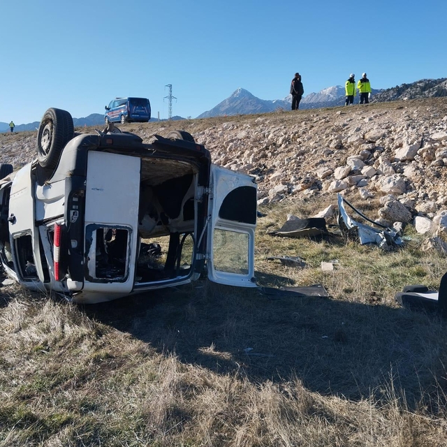 Konya'da hafif ticari araçla otomobilin çarpıştığı kazada 2 kişi öldü, 1 ki...