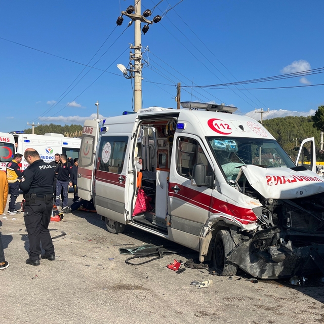 Antalya'da ambulansla iki aracın karıştığı kazada 3 kişi yaralandı