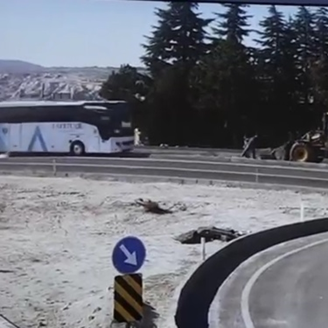Turistleri taşıyan otobüs ile iş makinesi çarpıştı: 7 yaralı (2)