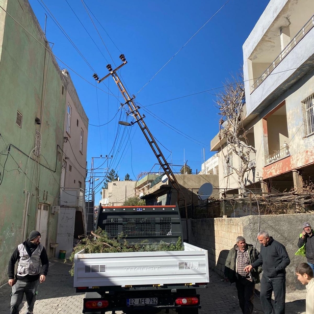 Mardin'de kuvvetli rüzgarda çatı uçtu (2)