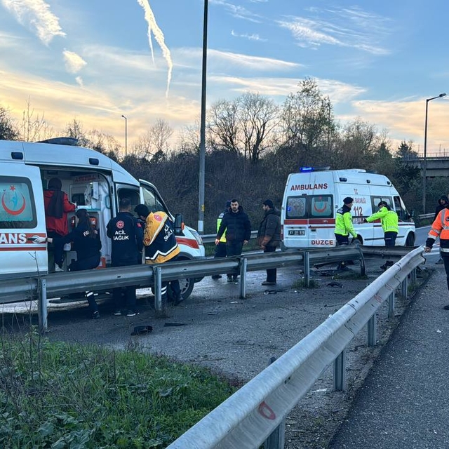 Anadolu Otoyolu'nda bariyere çarpan otomobildeki 4 kişi yaralandı