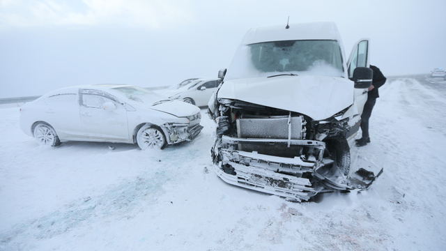 Kars'ta 8 aracın karıştığı zincirleme trafik kazasında 1 kişi yaralandı