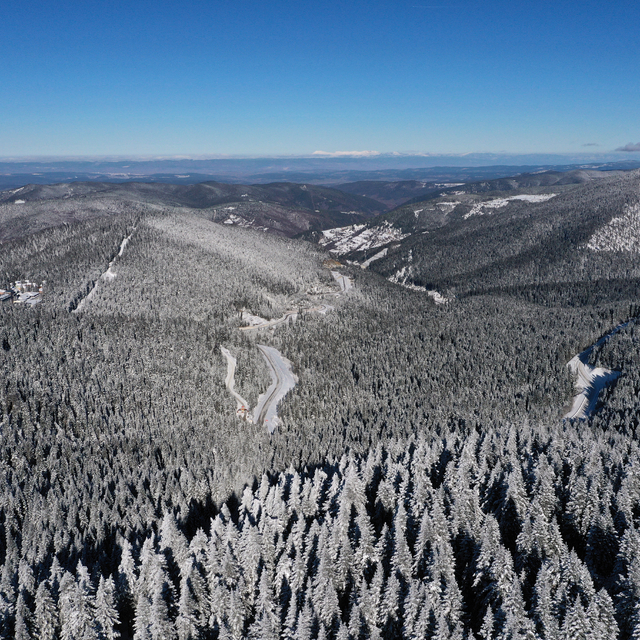 Karla kaplanan Ilgaz Dağı dronla görüntülendi