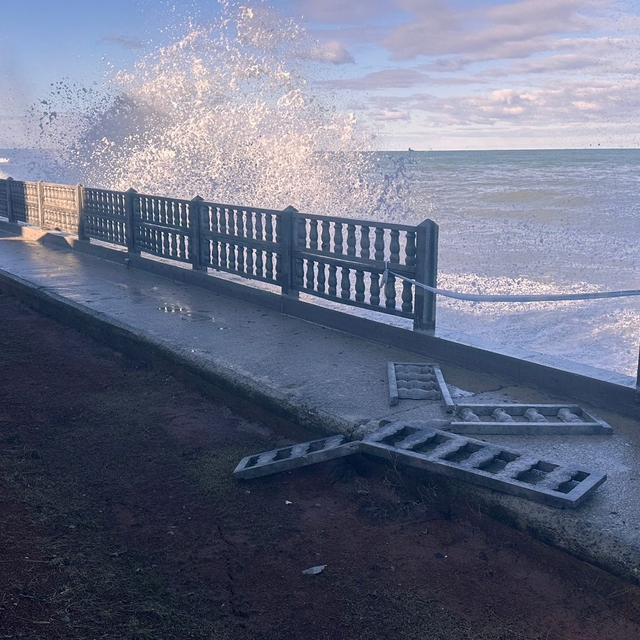 İnebolu ve Cide'de fırtına nedeniyle denizde oluşan dalgalar sahilde hasara...