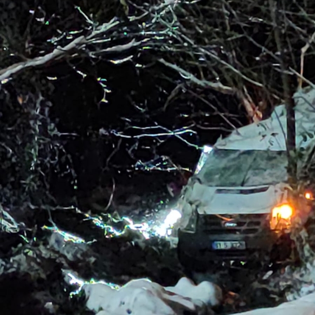 Trabzon'da minibüsün dereye yuvarlanması kamerada: 1 ölü, 1 yaralı