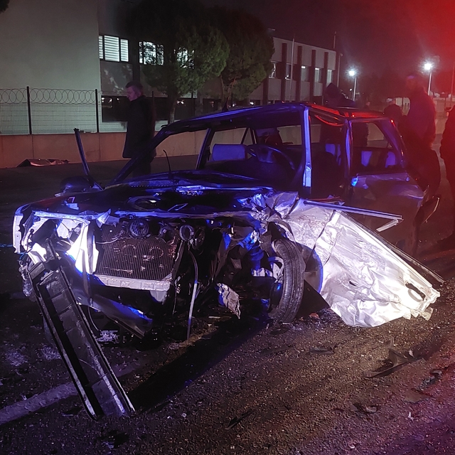 İzmir'de çarpışan iki otomobilden birinin sürücüsü öldü