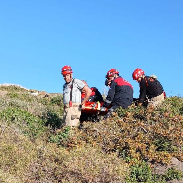 İzmir'de sarp kayalıkta avcılık yaparken düşüp yaralanan kişiyi itfaiye kur...