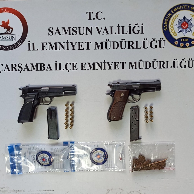 Çarşamba'da araçlarda ruhsatsız tabanca ve uyuşturucu bulundu