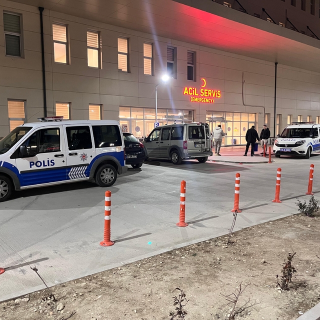 Burdur'da düğünde çıkan bıçaklı kavgada baba ve oğlu yaralandı