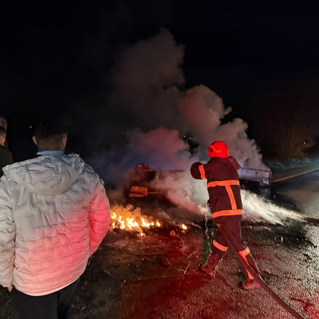 Bursa'da mobilya yüklü kamyonet alev alev yandı; o anlar kamerada