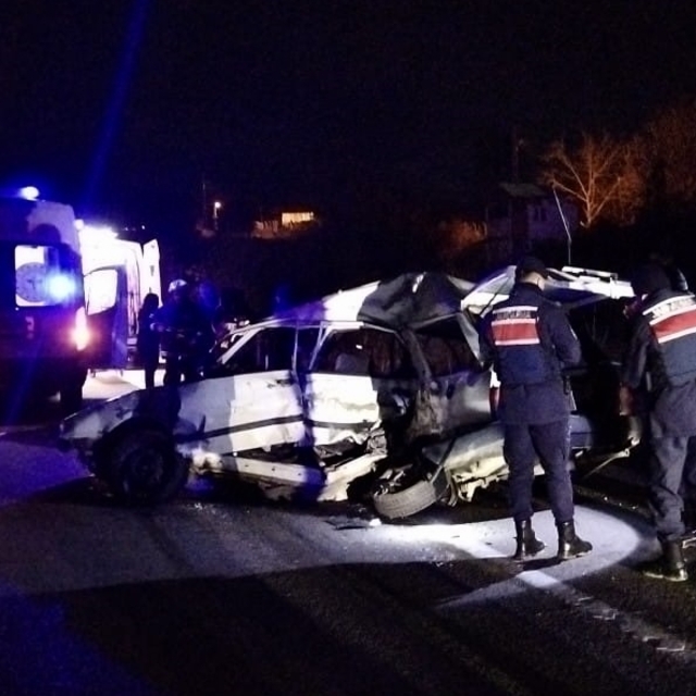 Sinop'ta otomobille yolcu otobüsünün çarpıştığı kazada 2 kişi öldü