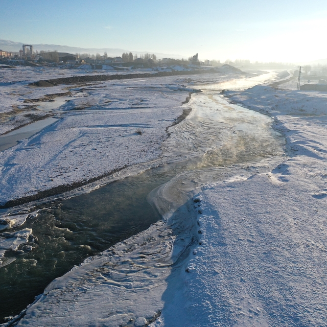Ağrı'da Murat Nehri kısmen dondu