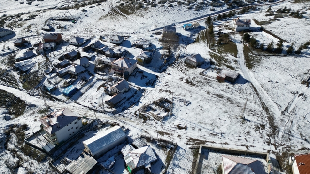 Karla kaplanan Yapraklı Büyük Yayla dron ile görüntülendi