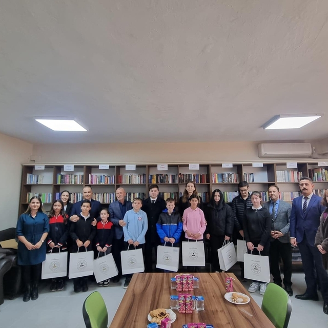 Meriç ilçesinde en çok kitap okuyan öğrenciler ödüllendirildi