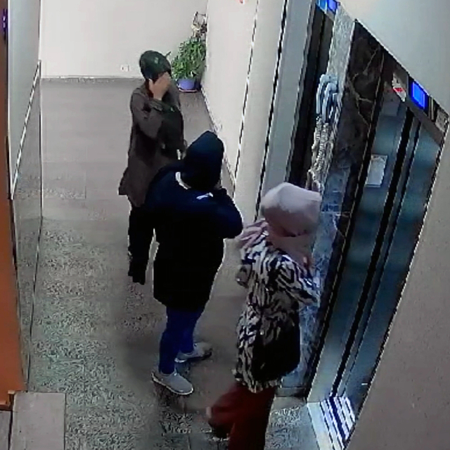 Yüzlerini eşarpla gizleyip, 3 evden altın bilezik ve ziynet eşyası çaldılar