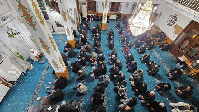 Niğde'de gençler ve aileleri sabah namazında buluştu