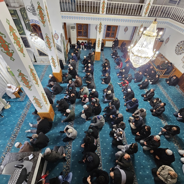 Niğde'de gençler ve aileleri sabah namazında buluştu