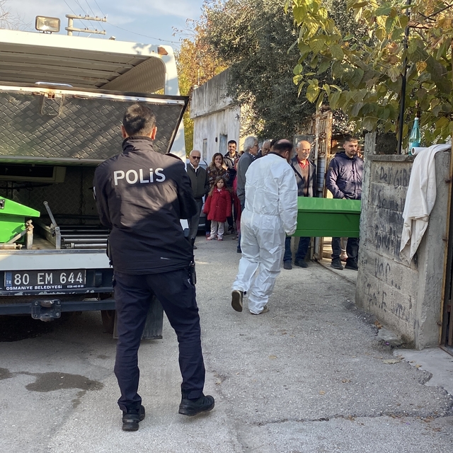 Tek odalı evde çıkan yangında köpeğiyle öldü