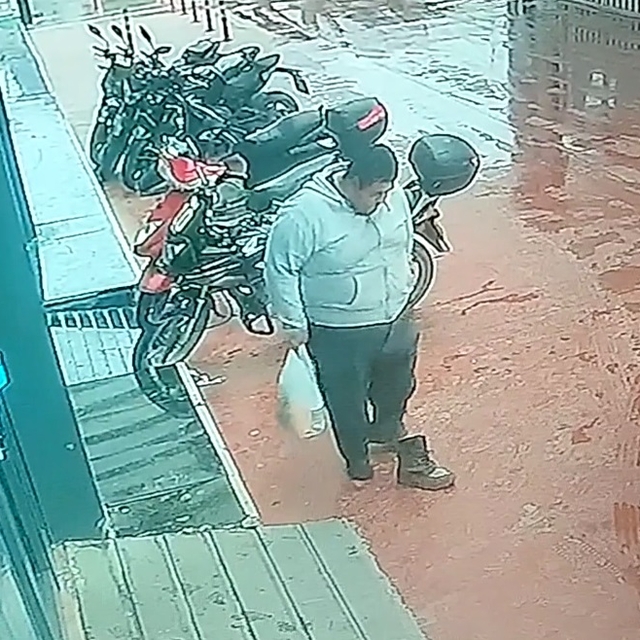 Market çamur olmasın diye ayakkabılarını çıkarıp alışveriş yaptı