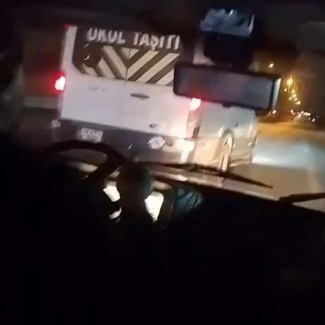 Tartışan 3 sürücünün trafikte birbirini tehlikeye düşürdükleri anlar kamera...