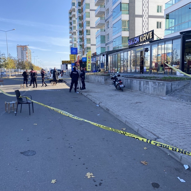 Diyarbakır'da  iki grup arasında çıkan silahlı kavgada 4 kişi yaralandı