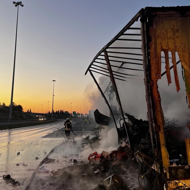 Mersin'de kargo yüklü tırın dorsesi yandı