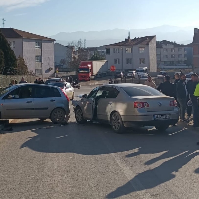 Bursa'da otomobiller kafa kafaya çarpıştı: 4 yaralı