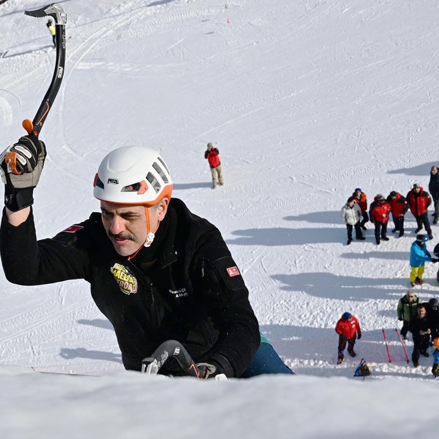 Buz duvarına tırmanan Vali Çiftçi, adrenalin tutkunlarını Palandöken'e dave...