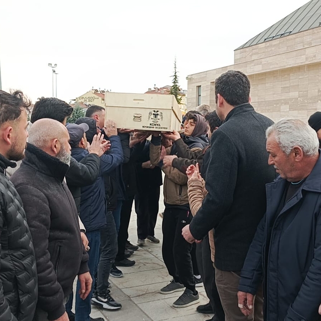 Harçlığını çıkarmak için taksi şoförlüğü yapan üniversiteli Eren, trafiktek...