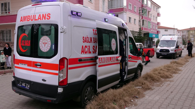Kırıkkale'de evde çıkan yangında 4 kişi dumandan etkilendi