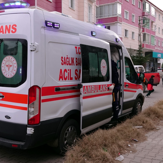 Kırıkkale'de evde çıkan yangında 4 kişi dumandan etkilendi