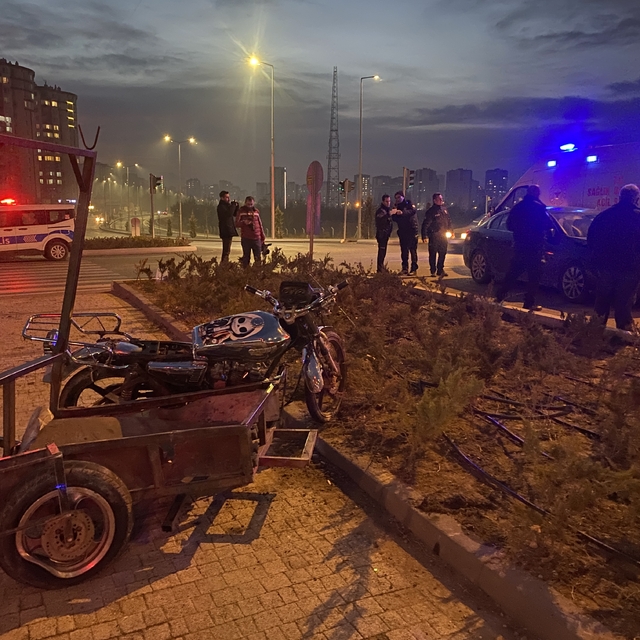 Kayseri'de otomobil ile motosikletin çarpışması sonucu 4 kişi yaralandı