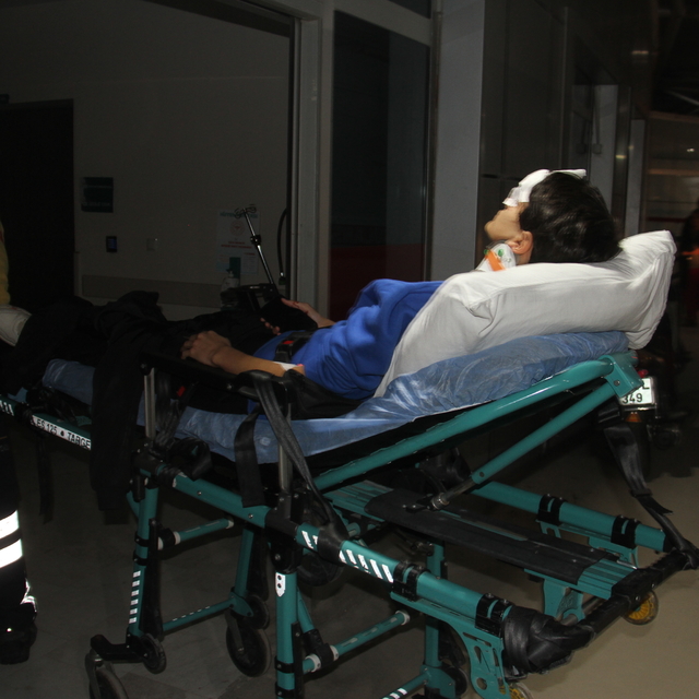 Konya'da trafik levhasına çarpan otomobildeki 6 kişi yaralandı