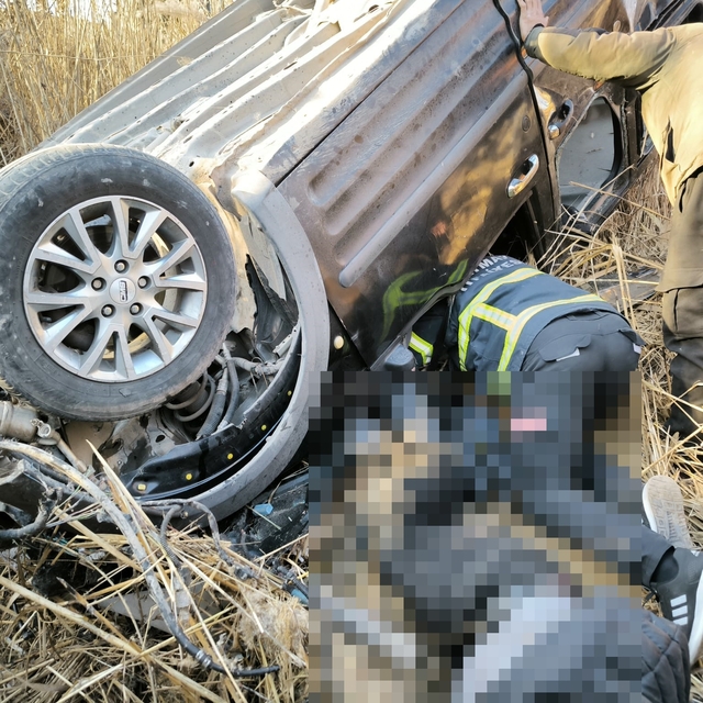 Batman'da hafif ticari araç tarlaya uçtu; amca öldü, yeğeni yaralandı