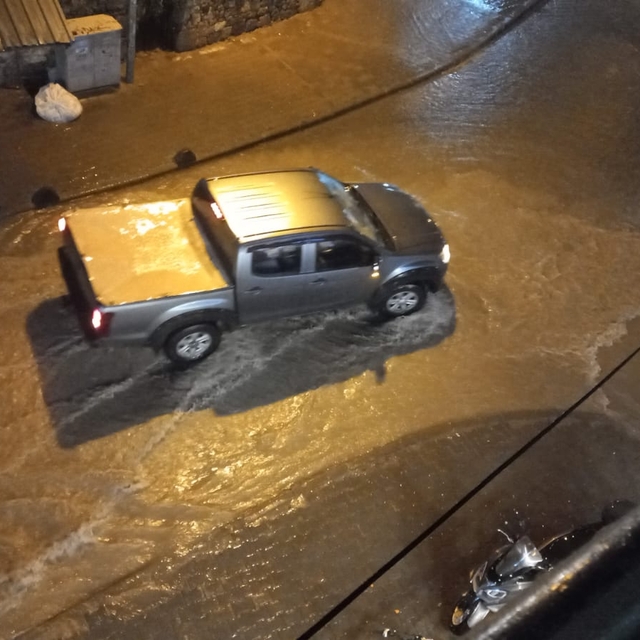 İzmir'in Dikili ilçesinde sağanak sonrası bazı iş yerlerine su bastı