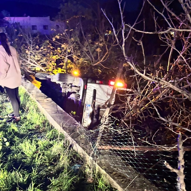 Bodrum'da devrilen otomobilde sıkışan yaralı kurtarıldı